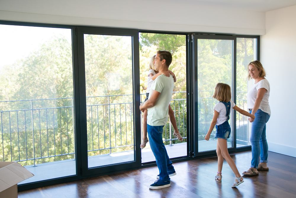 familia en ventana