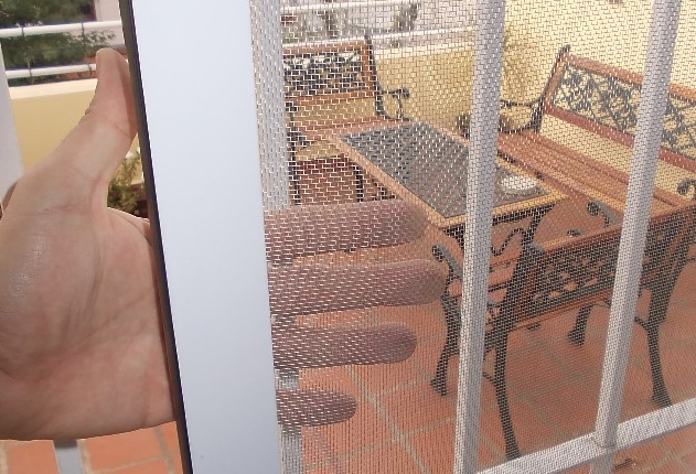 Mosquitero corredizo con perfil de aluminio y malla de fibra de vidrio revestida en PVC, discreto y de alta transparencia para dejar pasar luz y aire sin perder protección.