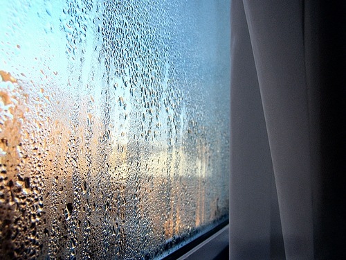 Ventana con vidrio simple y marco de aluminio estándar. La falta de aislación térmica provoca que el vapor de agua se convierta en líquido al contacto con la superficie fría, mojando perfiles y cristales