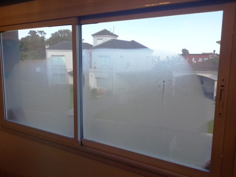 Una ventana con condensación muestra visualmente el choque térmico entre el interior calefaccionado y el frío exterior.